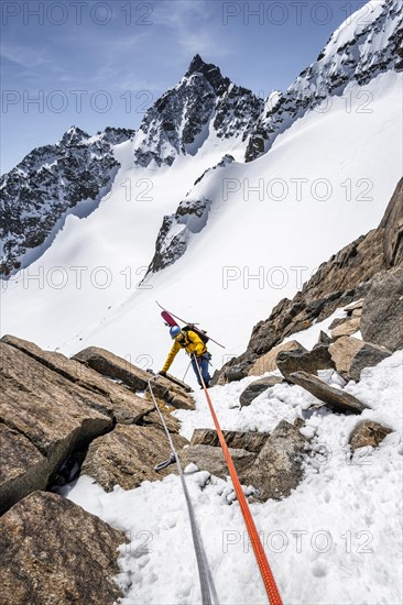 Ski tourers descending on the rope at the Turmscharte