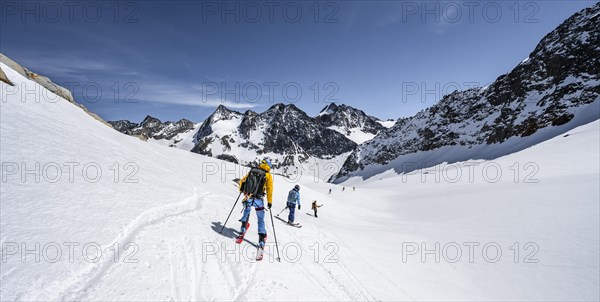 Ski tourers on the descent at Verborgen-Berg Ferner