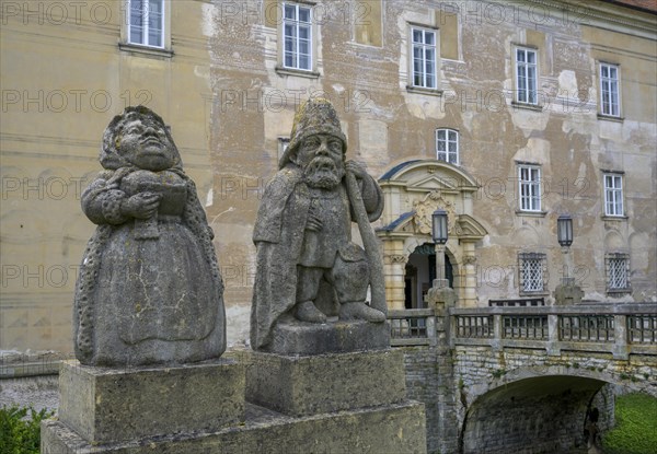 Dwarf figures in front of Neustadt an der Mettau Castle