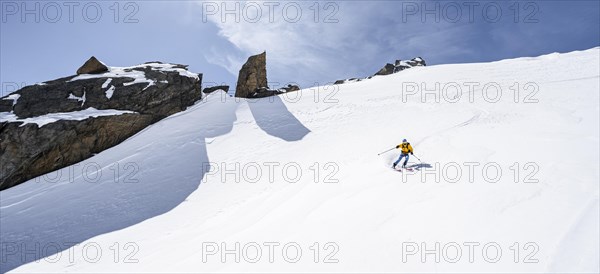 Ski tourers on the descent on the Berglasferner glacier