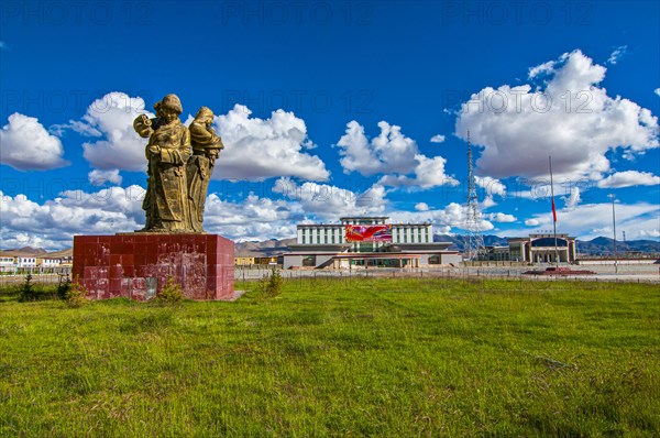 Statues on the main spaure of the town of Ali