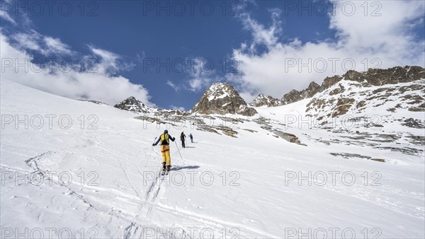 Ski tourers ascending Alpeiner Ferner