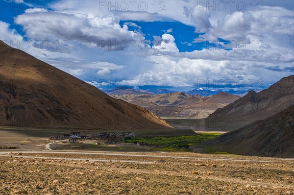 Wild Himalayalandscape along the road to the Mount Everest