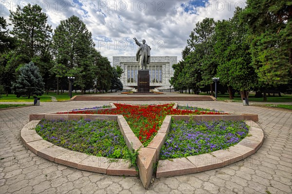 Vladimir Lenin statue behind the State Historical Museum