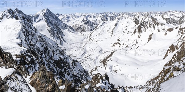 Mountain panorama of the Stubai Alps in winter with Schrankarkogel peak