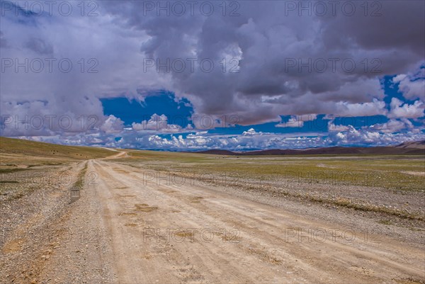 Open tibetan landscape along the road from Gerze to Tsochen