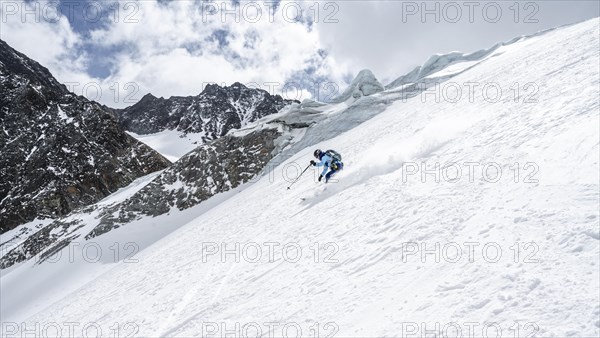 Ski tourers descending Alpeiner Ferner