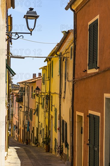 Narrow alley with pastel-coloured house facades