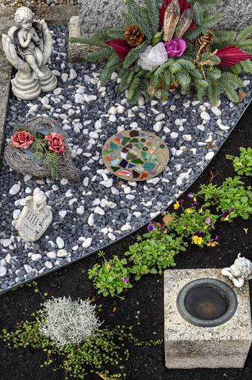 Grave with floral decorations and putti