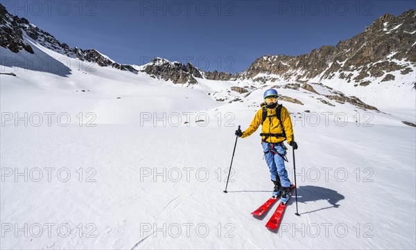 Ski tourers on the descent at Verborgen-Berg Ferner