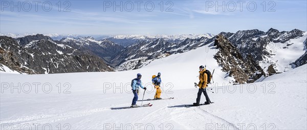 Ski tourers and splitboarders on the descent on the Berglasferner glacier