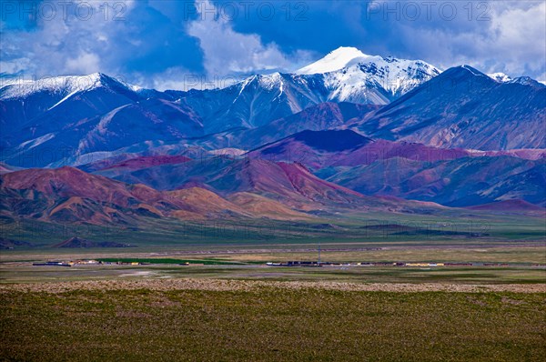 Snow covered mountains along the road from Ali and Gerze