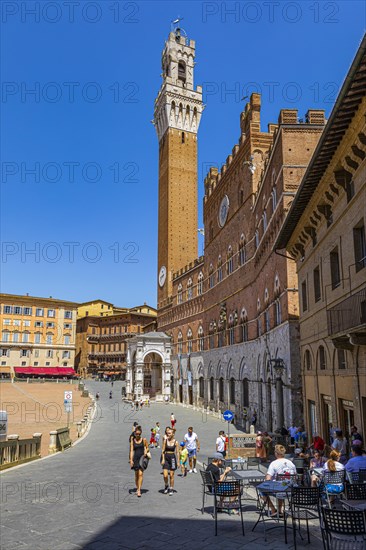 Street cafe at the Piazza del Campo