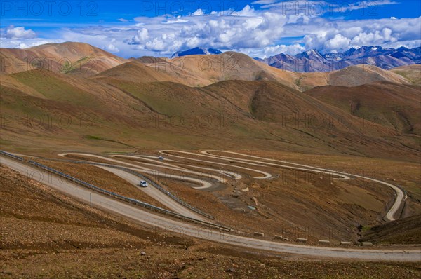 Serpentines on the way to Mount Everest