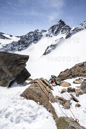 Ski tourers descending on the rope at the Turmscharte