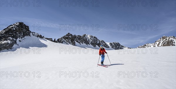 Ski tourers at Lisenser Ferner