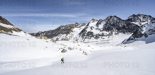 Ski tourers on the descent at Verborgen-Berg Ferner