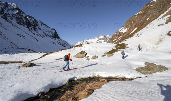 Ski tourers in the Oberberg valley