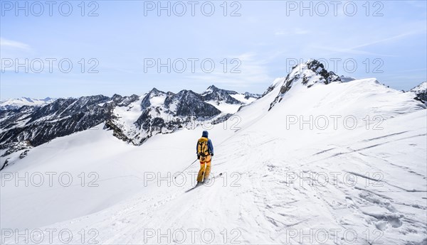 Ski tourers descending Berglasferner with Turmscharte and Vorderer Wilder Turm