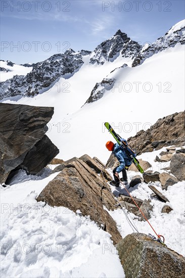 Ski tourers descending on the rope at the Turmscharte