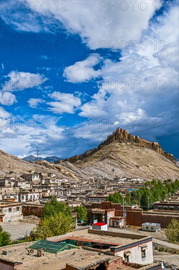 The old tibetan quarter before the Dzong