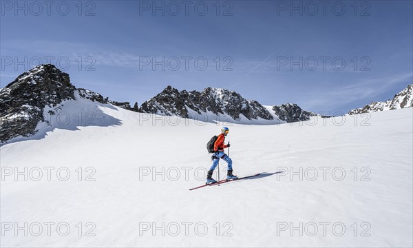 Ski tourers at Lisenser Ferner