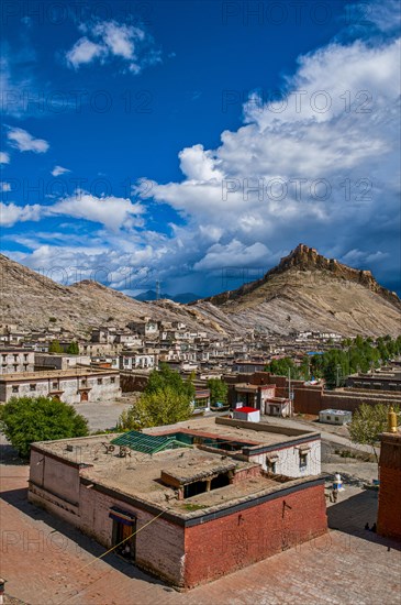 The old tibetan quarter before the Dzong