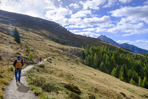 Hikers on the panoramic path to the Staffelalm