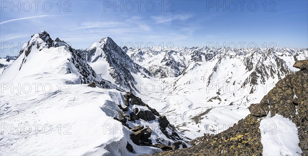 Mountain panorama of the Stubai Alps in winter with Schrankarkogel peak