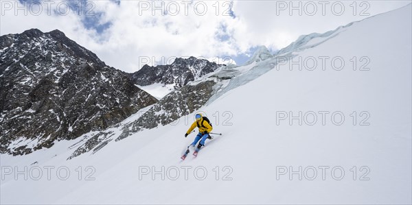 Ski tourers descending Alpeiner Ferner