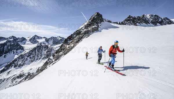 Ski tourers at Lisenser Ferner