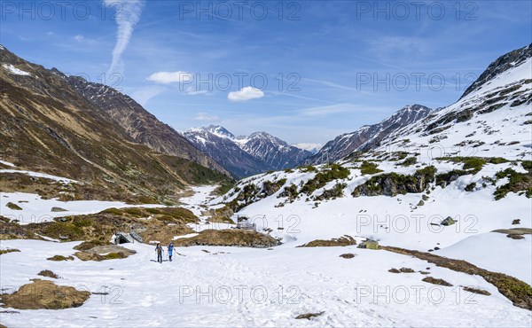 Ski tourers with little snow in spring