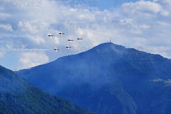 Formation flight of the Patrouille Suisse with the Northrop F-5E Tiger II