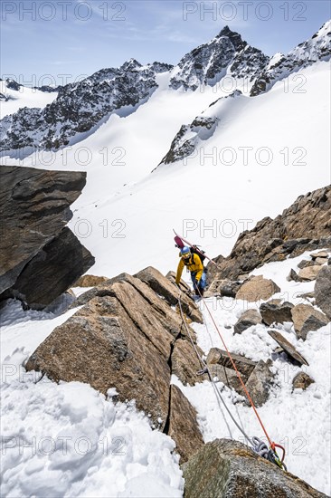 Ski tourers descending on the rope at the Turmscharte