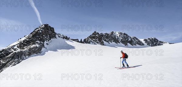 Ski tourers at Lisenser Ferner