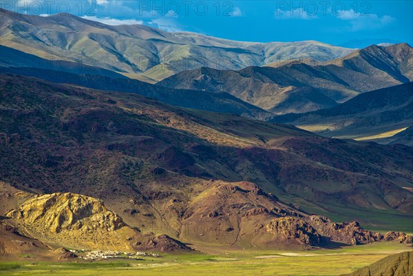 Open wide scenery in Tibet along the southern route into Western Tibet