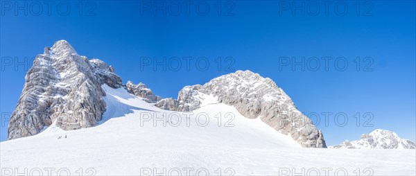 Ski tourers on the way to the Dachstein