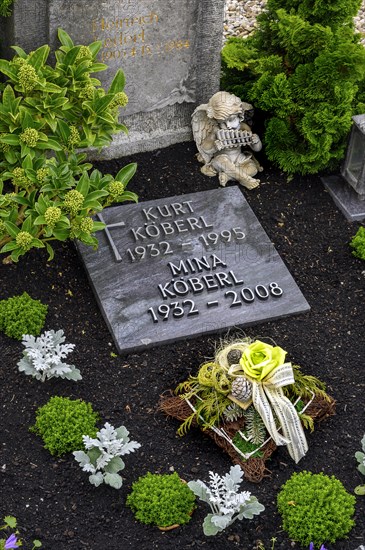 Grave with flower decoration and putto with flute