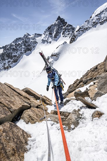 Ski tourers descending on the rope at the Turmscharte