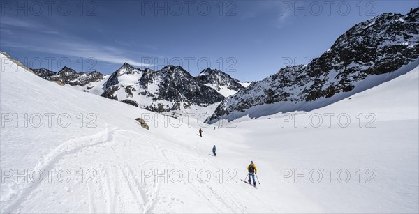 Ski tourers on the descent at Verborgen-Berg Ferner