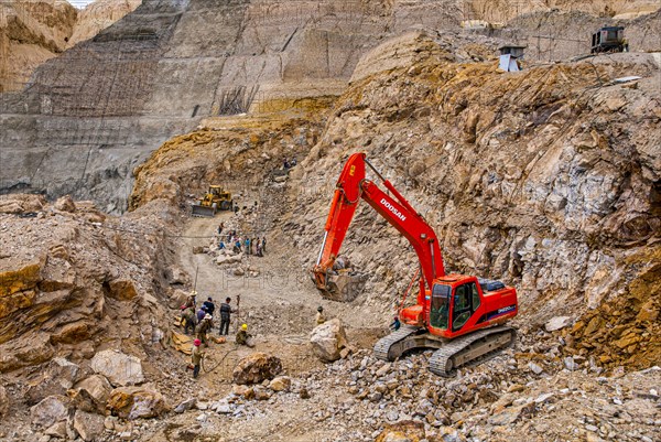 Road work on the Road from Lake Manasarovar to the kingdom of Guge