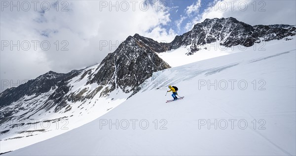 Ski tourers descending Alpeiner Ferner