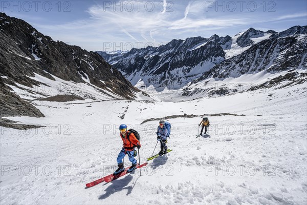 Ski tourers climbing Lisenser Ferner