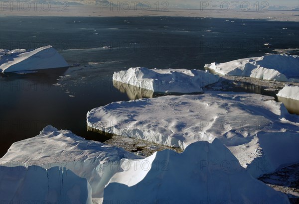 Giant icebergs from above