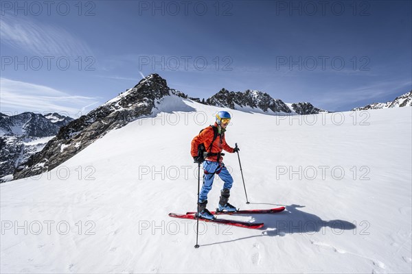 Ski tourers at Lisenser Ferner