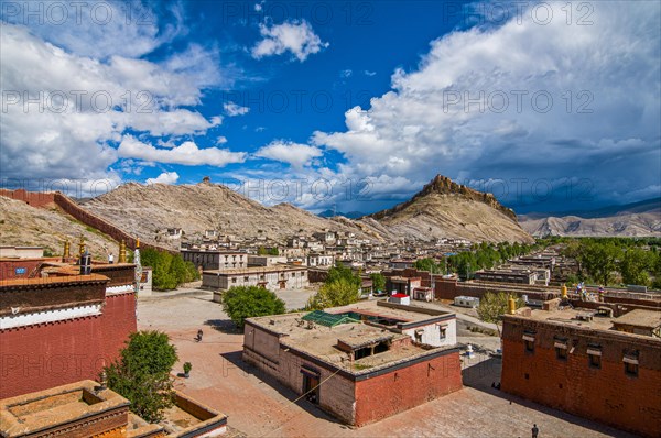 The old tibetan quarter before the Dzong