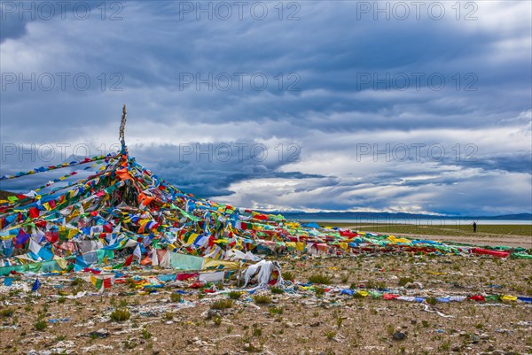 Praying flags with view on the Manarasowar lake