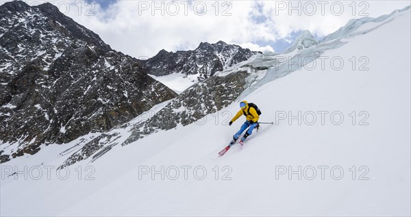 Ski tourers descending Alpeiner Ferner