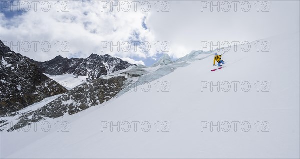 Ski tourers descending Alpeiner Ferner