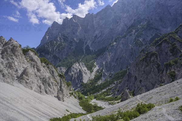 View from the Gsengscharte into the Haindlkar and to the Haindlkarhuette